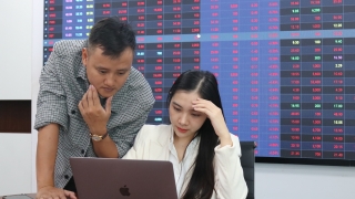 Không có trụ đỡ, VN-Index ‘lịm dần’, mất mốc 1.240 điểm