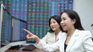 Thanh khoản tăng gần gấp rưỡi, VN-Index nỗ lực 'công phá' mốc 1.270 điểm