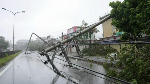 Bão Yagi càn quét đất liền, các tỉnh thành ven biển cấm đường đến 20h